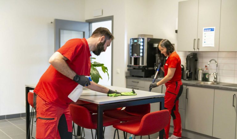 Personer som städar ett fikarum